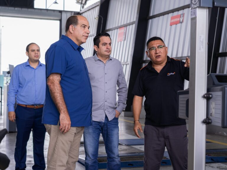 Gustavo Barquet visitó las instalaciones del Centro de Revisión Vehicular de Babahoyo