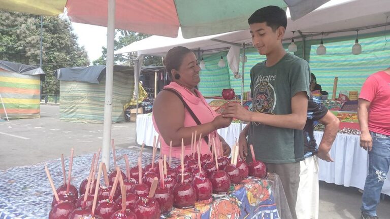 Las manzanas caramelizadas, la dulce tradición de las fiestas populares