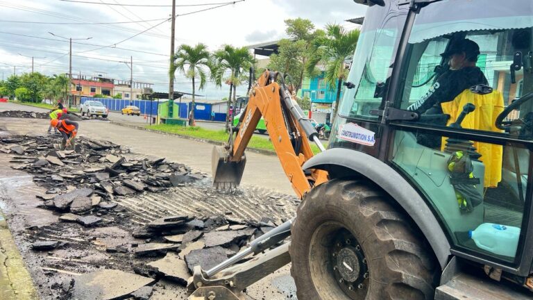 Campaña de mantenimiento vial en zona urbana de Quevedo 