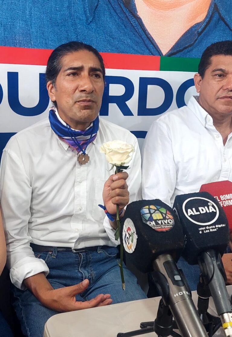 El presidenciable Yaku Pérez hace una pausa en su recorrido en solidaridad por los asesinados en Manta  