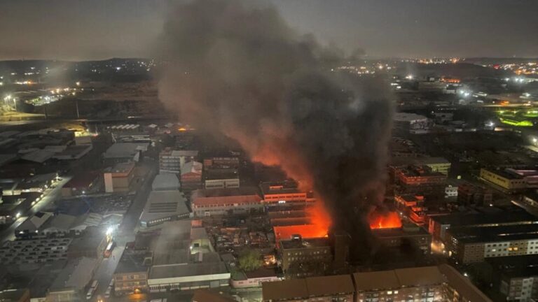 Más de 70 muertos, incluidos niños, deja un incendio en un edificio