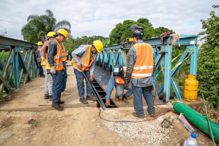 Mantenimiento a puente bailey en la ruralidad de Babahoyo