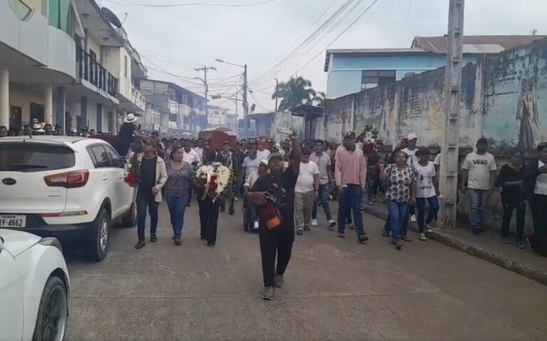 Mocache: Con rancheras, cohetes y calle de honor fue último adiós para Julián y su hija