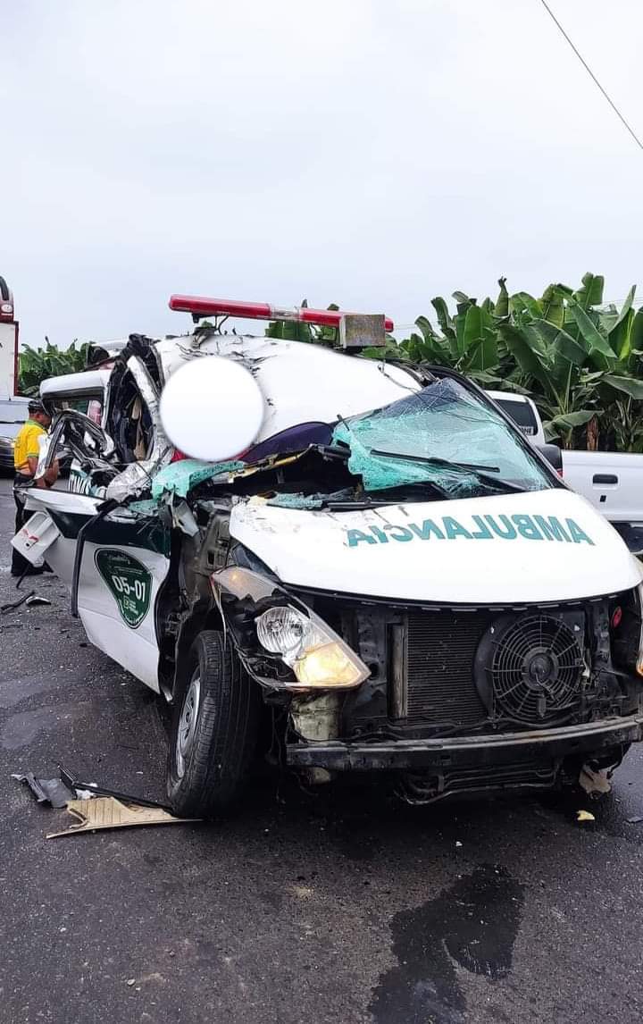 Una persona herida en choque entre ambulancia y camión