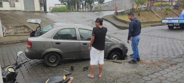 Alcantarillas sin tapas son un peligro en Quevedo