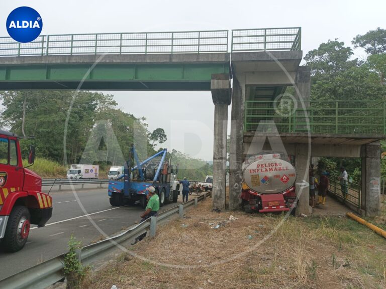 Tanquero cargado de diésel se estrelló contra puente peatonal