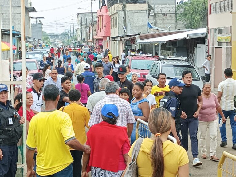 CNE empieza a subir actas escrutadas al sistema tras cierre de urnas en Ecuador