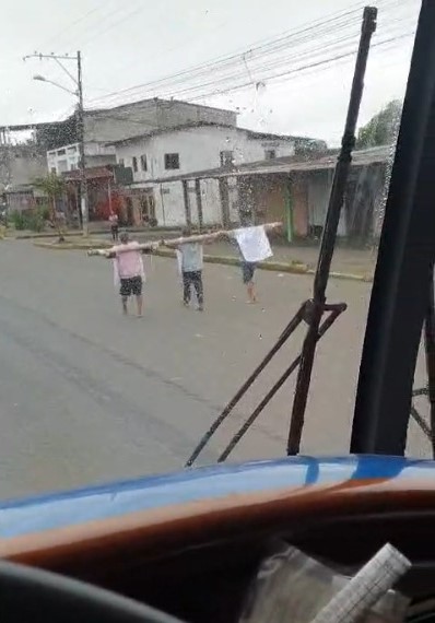 ‘Prohibido robar en el pueblo’: Tres hombres fueron castigados en La Esperanza