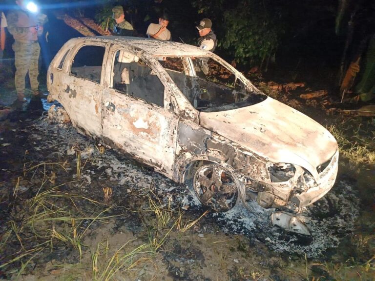 Policía encuentra dos cuerpos en la cajuela de un carro incinerado