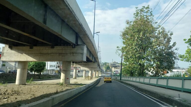 Puente a desnivel y puente carrozable, obras que fueron pagadas  por el Gobierno, pero que no han sido terminadas en Quevedo