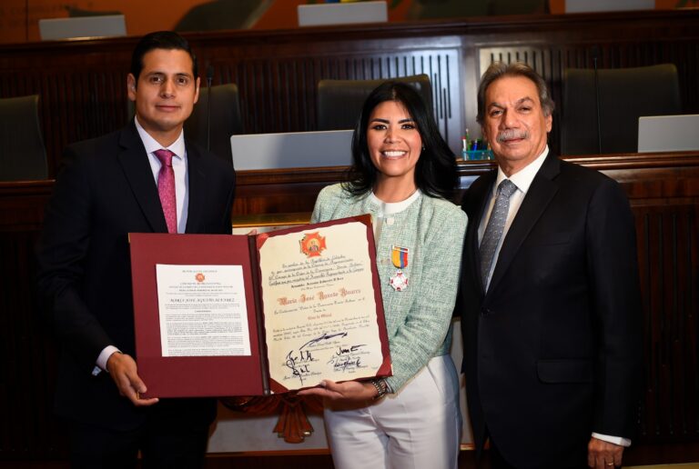 Médico ecuatoriana recibe condecoración “Orden de la Democracia Simón Bolívar” en Colombia