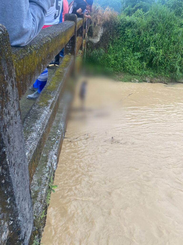 El cuerpo colgado y maniatado de un hombre apareció en el puente Delia Ibarra