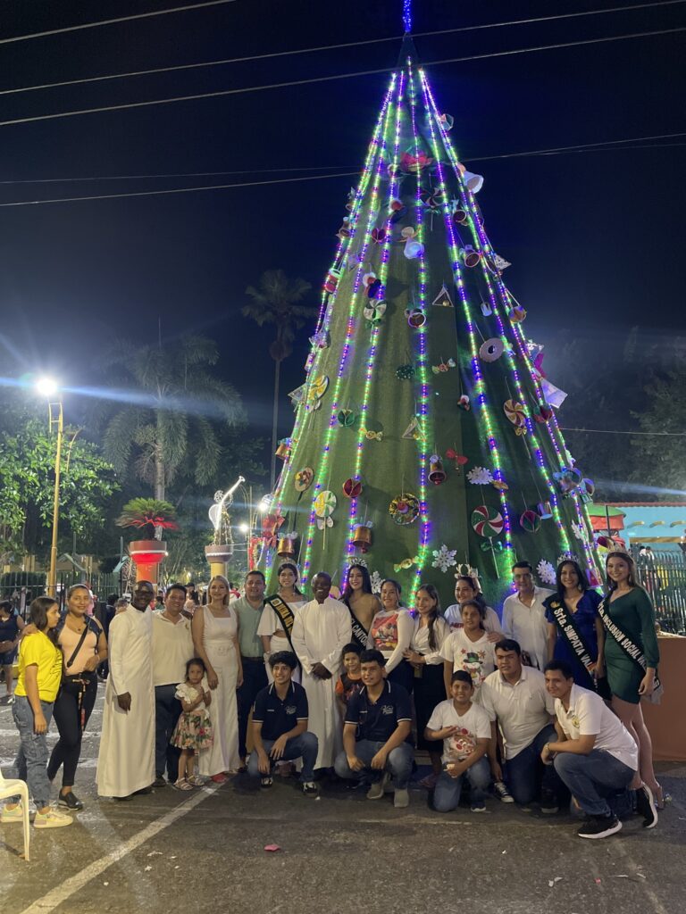 Valencia: Tiempo de Navidad se iluminó con encendido de gigantesco árbol lleno de luces