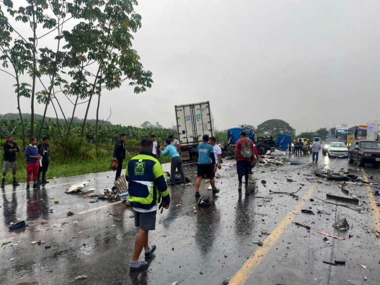 Triple accidente en la vía Guayaquil-El Triunfo