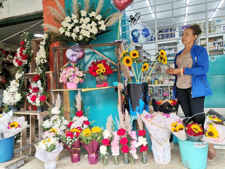 Floristerías aplican todas sus técnicas para preservar las rosas ante la ola de calor