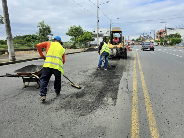 Municipio de Babahoyo ejecuta mantenimiento vial de Av. Universitaria