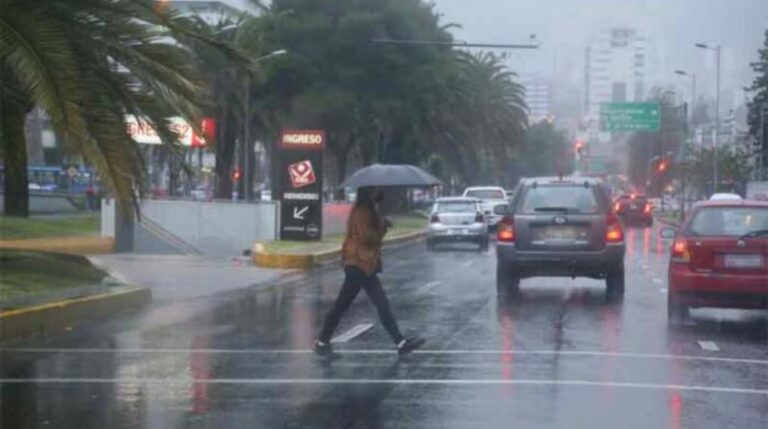 Ecuador bombardea nubes  para generar más lluvias