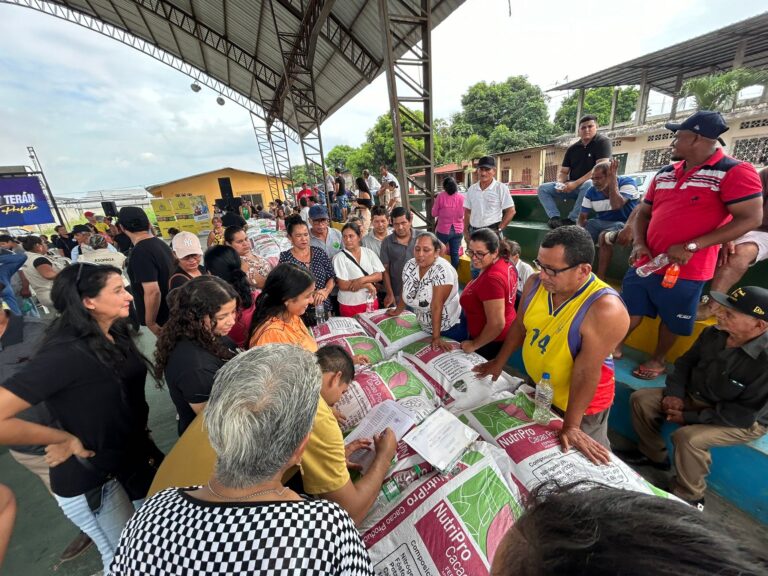 Agricultores reciben fertilizantes en Los Ríos