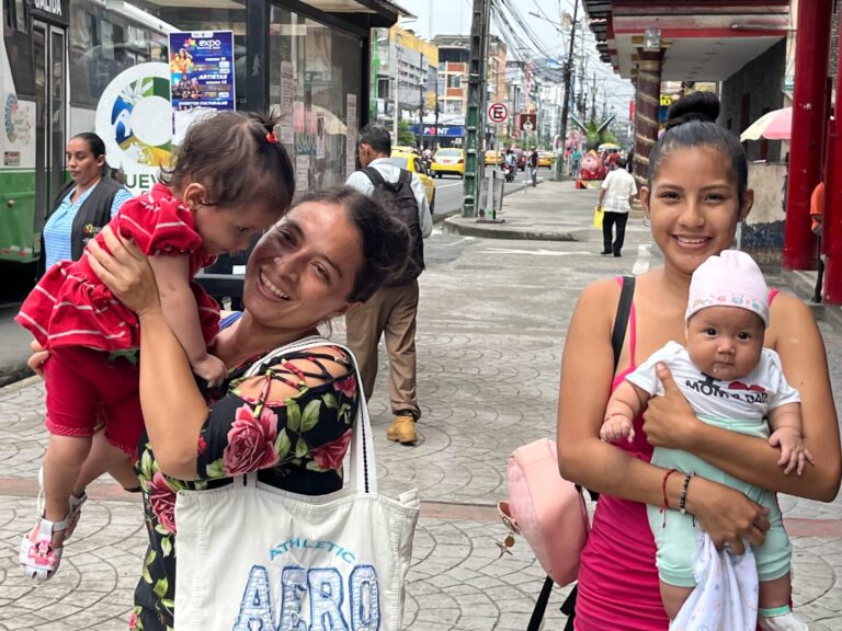 Los brazos de mamá son el mejor refugio para los hijos