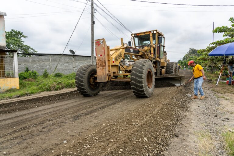 Prefectura de Los Ríos reinicia el asfaltado de la via Balzar de Vinces-Puerto Palenque