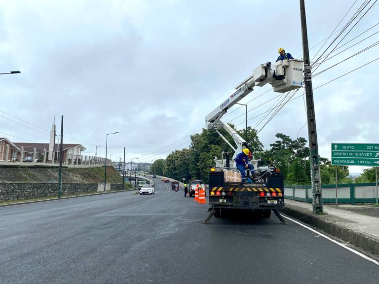 Municipio de Quevedo dio mantenimiento a luminarias del paso a desnivel