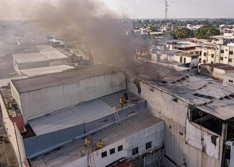 Voraz incendio consumió una bodega de almacén comercial en Babahoyo