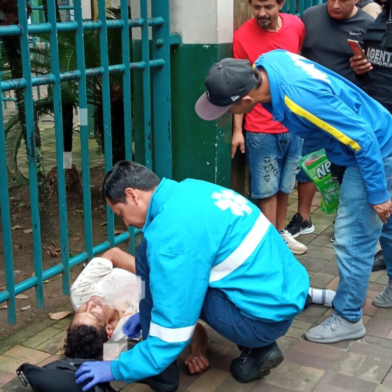 Paramédicos atendieron en parque Central a un hombre con una lesión en la cabeza