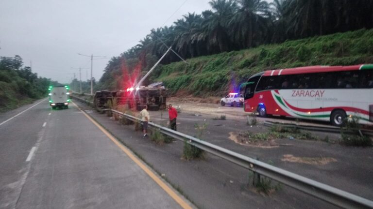 Fuerte accidente entre bus interprovincial y volquete en Quevedo deja ocho heridos