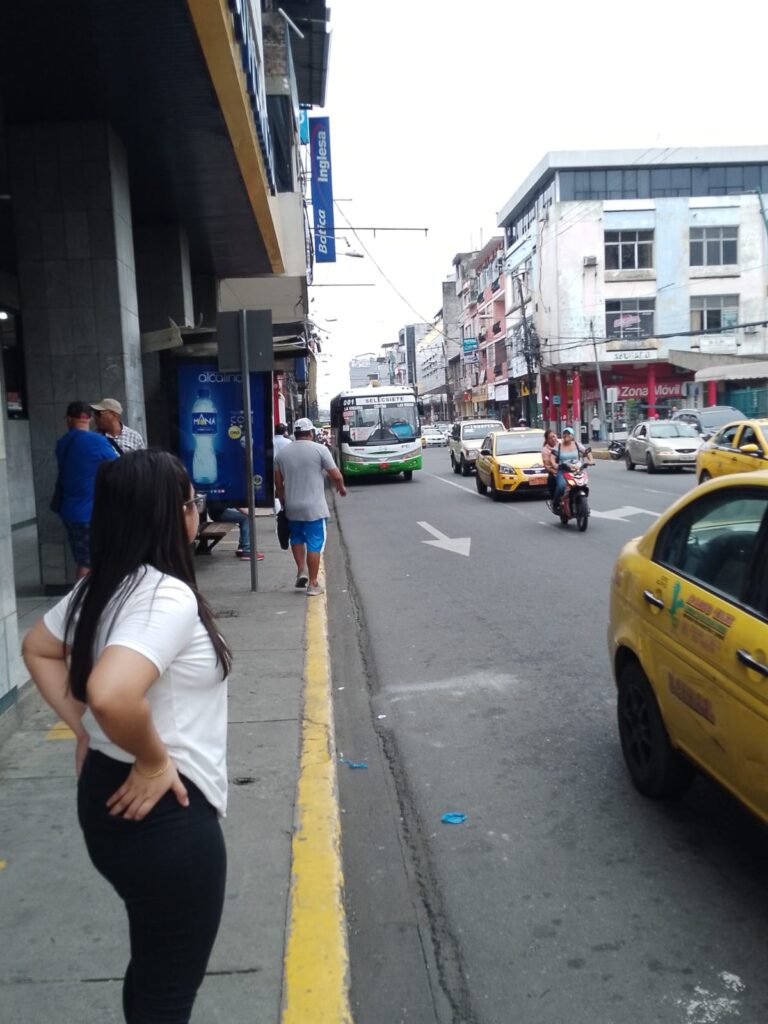 Paradas de buses en el centro de Quevedo son un caos