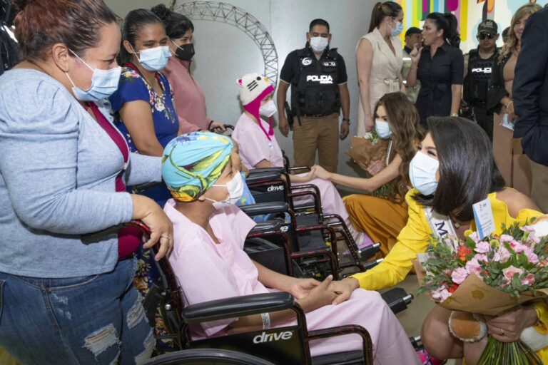 Miss Universe 2023 y Miss Universo Ecuador 2024 entregaron bandas del certamen a las luchadores de Solca