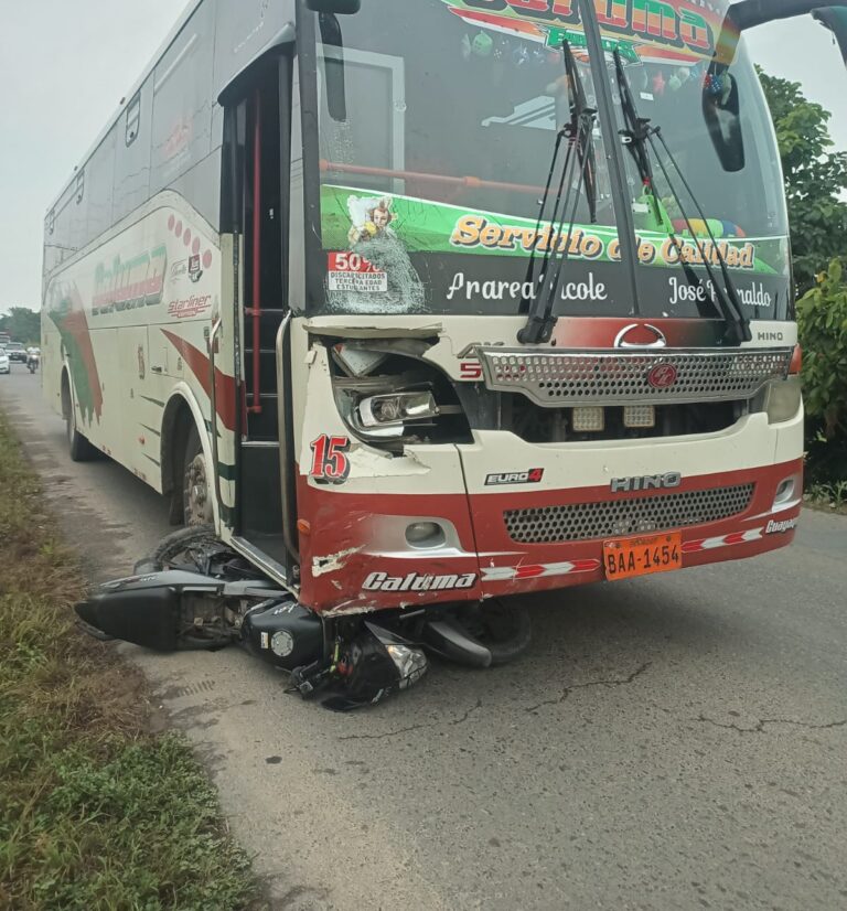 Adulto muere bajo las llantas de un transporte en Los Ríos