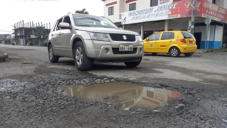 Huecos en las calles de Quevedo, un peligro constante para los conductores