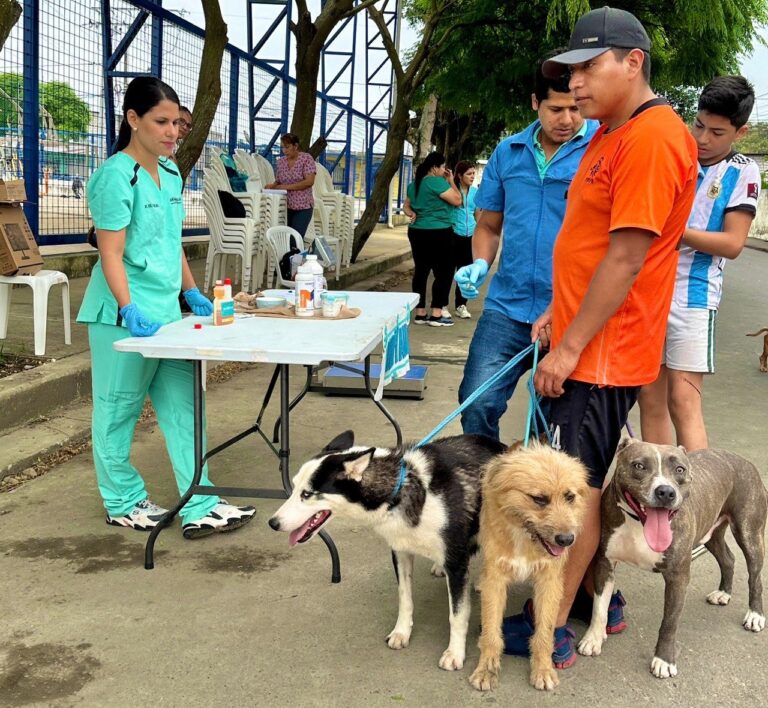 Campaña gratuita de atención veterinaria a mascotas en Quevedo