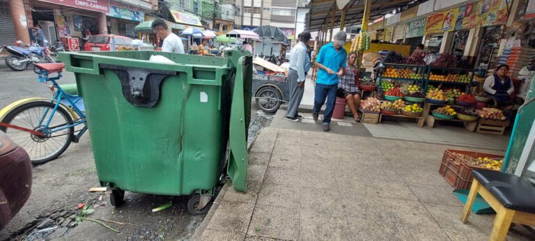 Contenedores de basura requieren de limpieza urgente, malos olores afectan a los ciudadanos