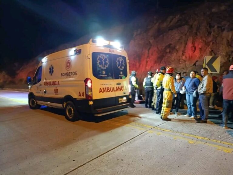 Accidente de bus deja varios estudiantes heridos de la UTB en Azuay