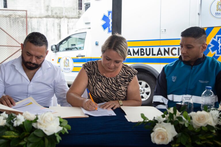 Alcaldesa entrega ambulancia a Subcentro y dona terreno para Centro Materno Infantil 