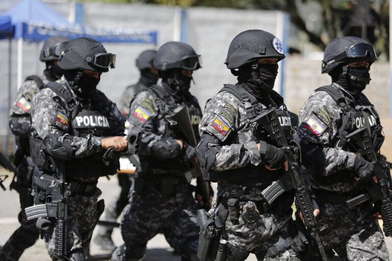 Presidente Daniel Noboa deroga reglamento que subordinaba a la Policía Nacional a las Fuerzas Armadas