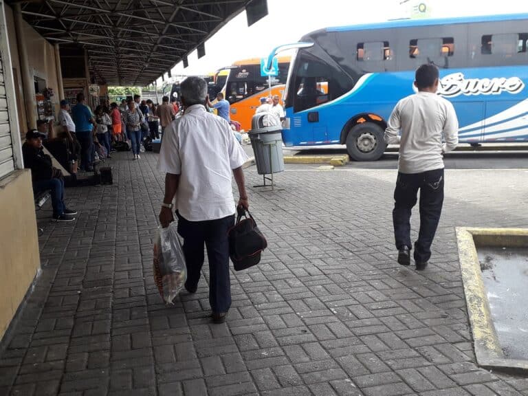 Transportistas de Ecuador esperan diálogo crucial con el Gobierno antes de una posible paralización