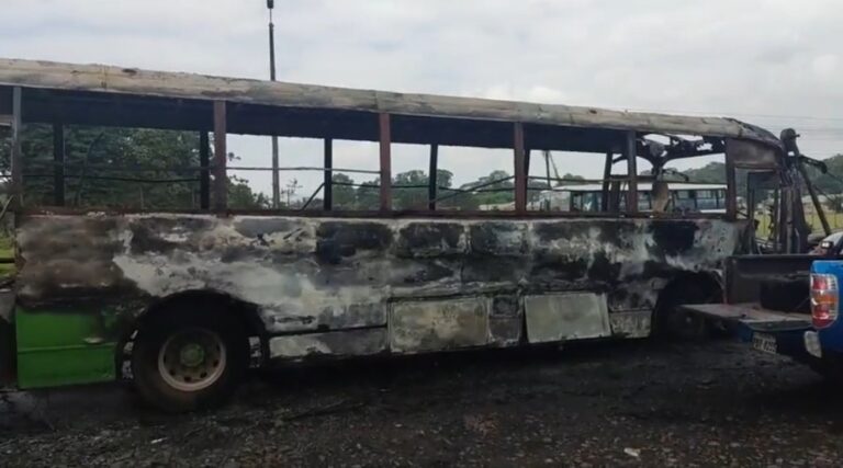 Un bus de la Coop. 7 de Octubre se incendió a pocos metros de Unidad Educativa