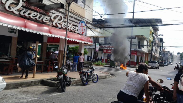 Quevedeños se cansaron y le quemaron la motocicleta a pillos