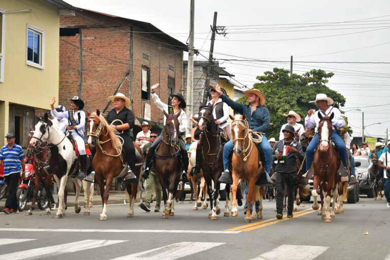 Cabalgata montubia en Vinces una celebración de identidad y tradición