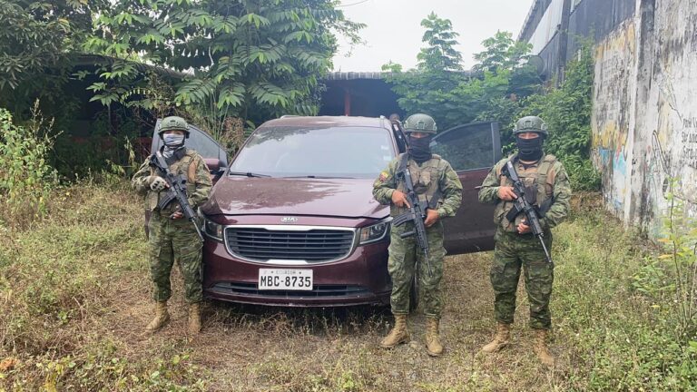 Operativo militar descubre vehículo modificado y paquetes de presunta cocaína en La Esperanza