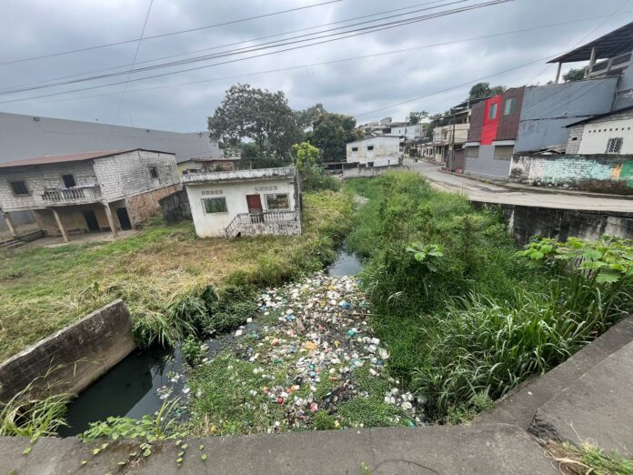 Quevedo. Estero La Loreto colapsado de basura