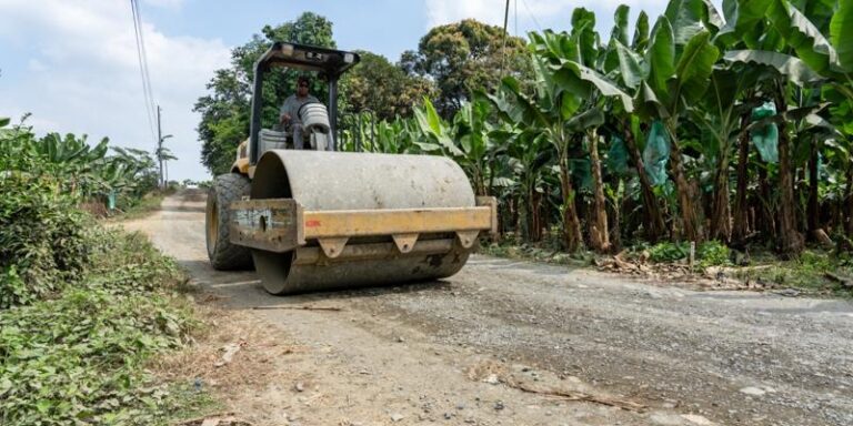 Prefectura Los Ríos inició asfaltado de vía que unirá tres cantones y una provincia