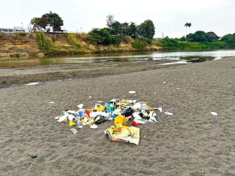 Vinces: Municipio sancionará a usuarios o comerciantes que dejen basura en la playa