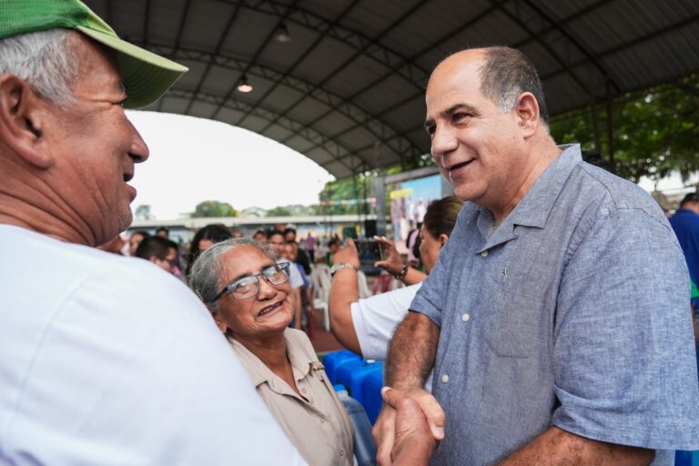 Alcalde entregó más de 700  kits de abono orgánico a agricultores de Febres Cordero