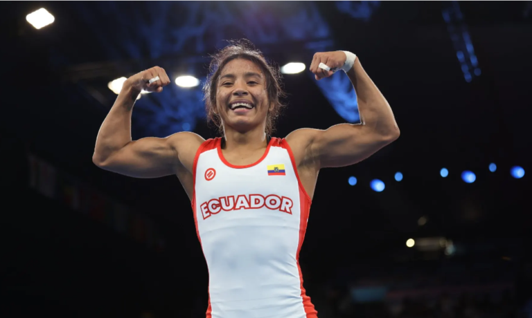 Lucía Yépez asegura la medalla de plata y va por el oro en lucha libre femenina en París 2024