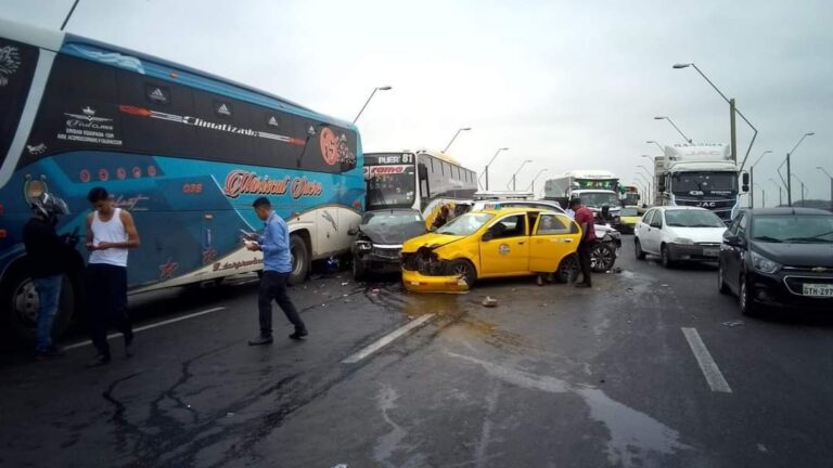 Tres heridos y gran congestión vehicular deja un choque múltiple en el puente de la Unidad Nacional