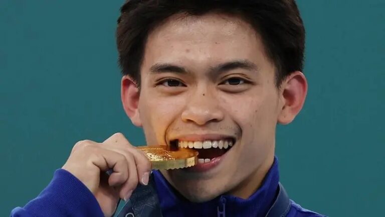 Una lluvia de regalos recibe el gimnasta Filipino Carlos Yulo, tras ganar dos medallas de oro en París