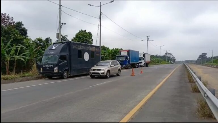 Cetrape y Policía Nacional refuerzan seguridad en el corredor Quevedo-Guayaquil para proteger a transportistas